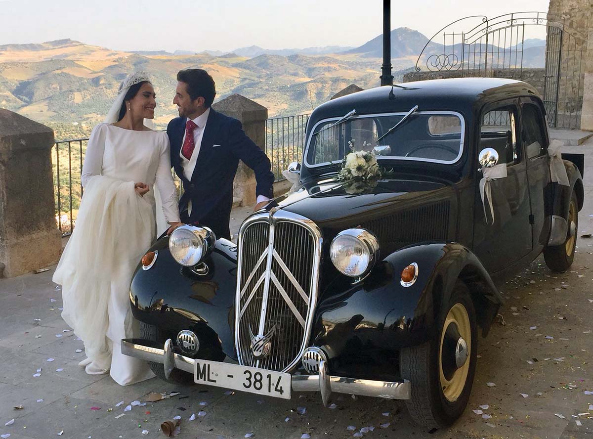 Imagen de los novios a la salida de la boda en la parroquia de Olvera.
