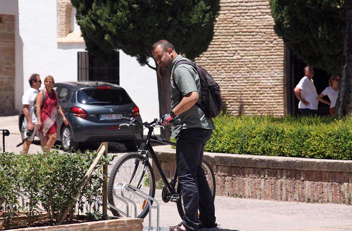 El concejal de IU Álvaro Carreño haciendo hoy uso del aparcamiento para bicicletas.