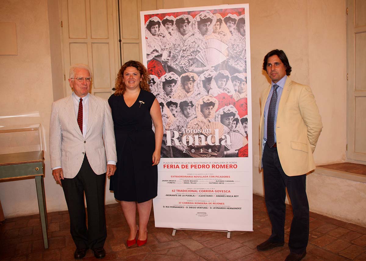 La alcaldesa, el teniente de hermano mayor de la Real Maestranza, y el empresario en la presentación del cartel taurino.