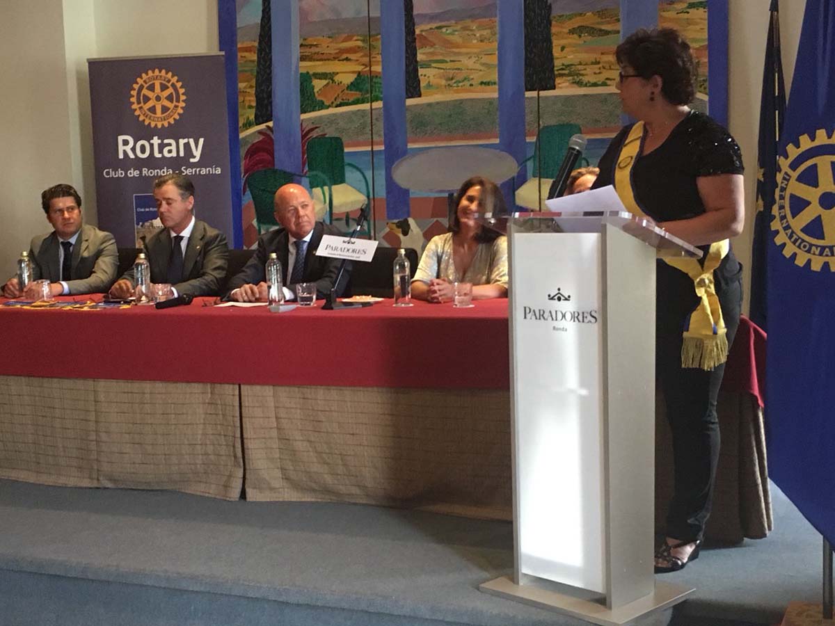 Ceremonia de intercambio de collares entre el presidente saliente y el entrante.