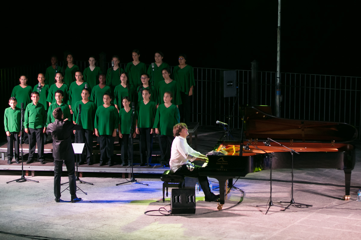 Actuación del pianista Dorantes acompañado por las voces infantiles del coro Fundación Meridianos.