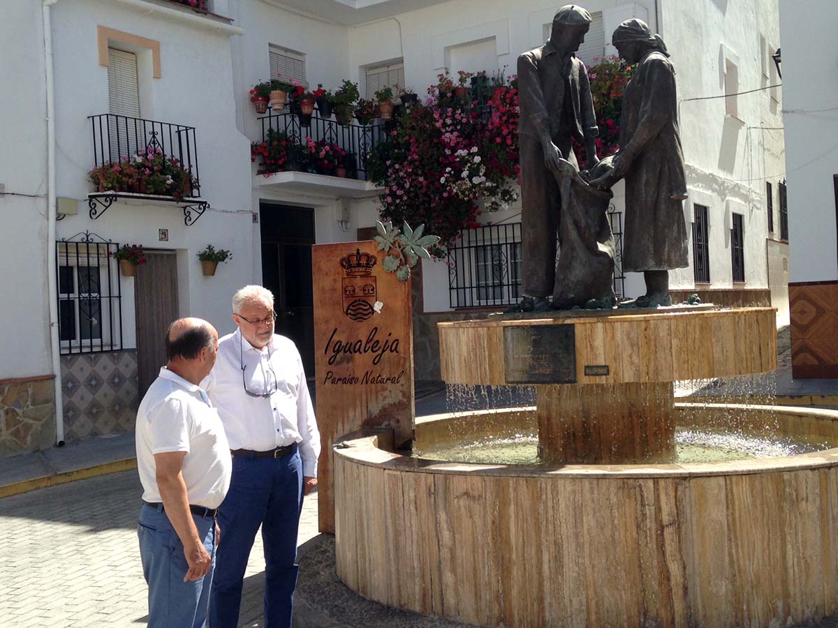 El diputado provincial José Ramón del Cid, junto con el alcalde de Igualeja, uno de los municipios beneficiados.