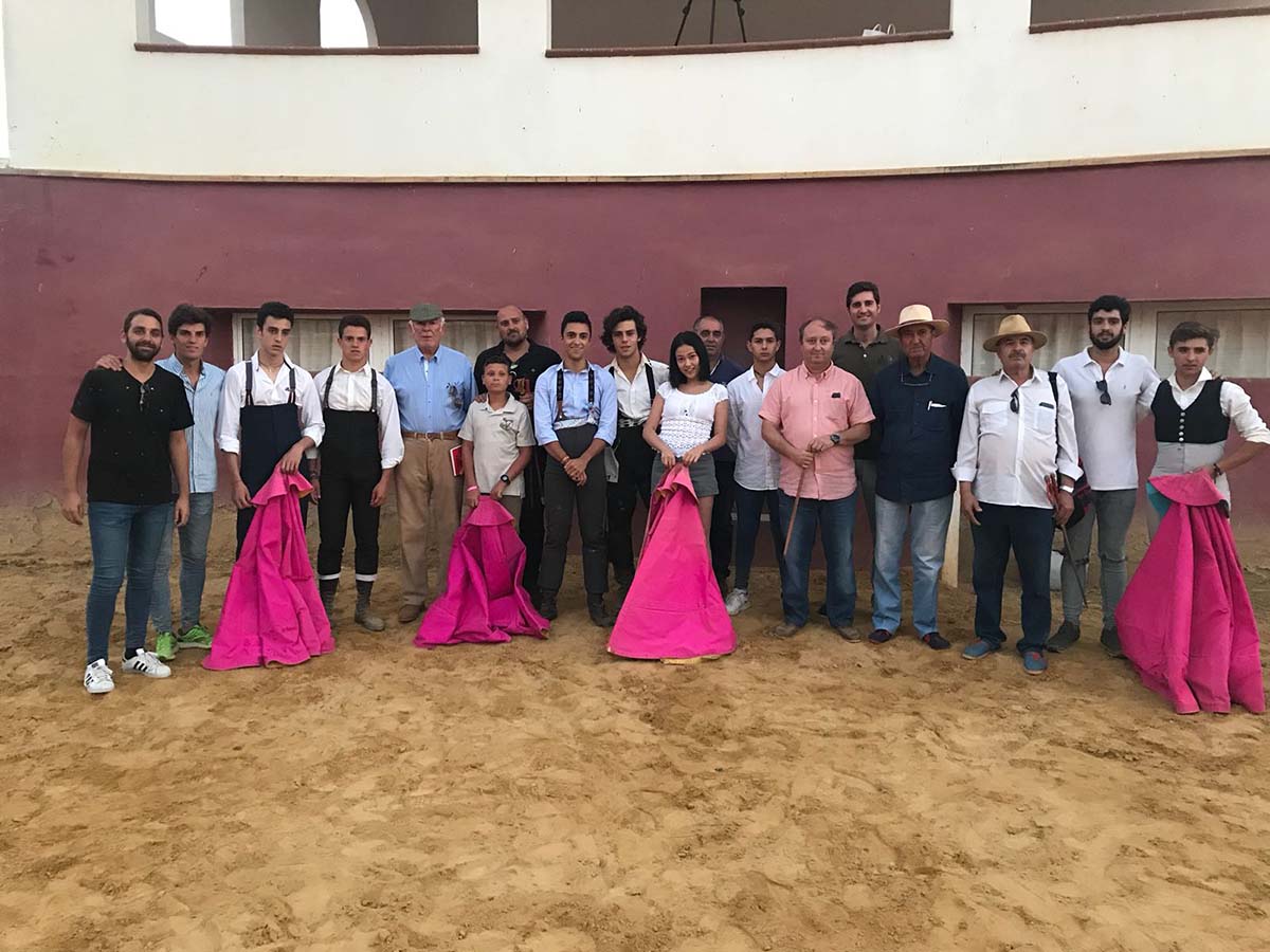 Miembros de la Escuela Taurina durante la grabación del documental en un tentadero.