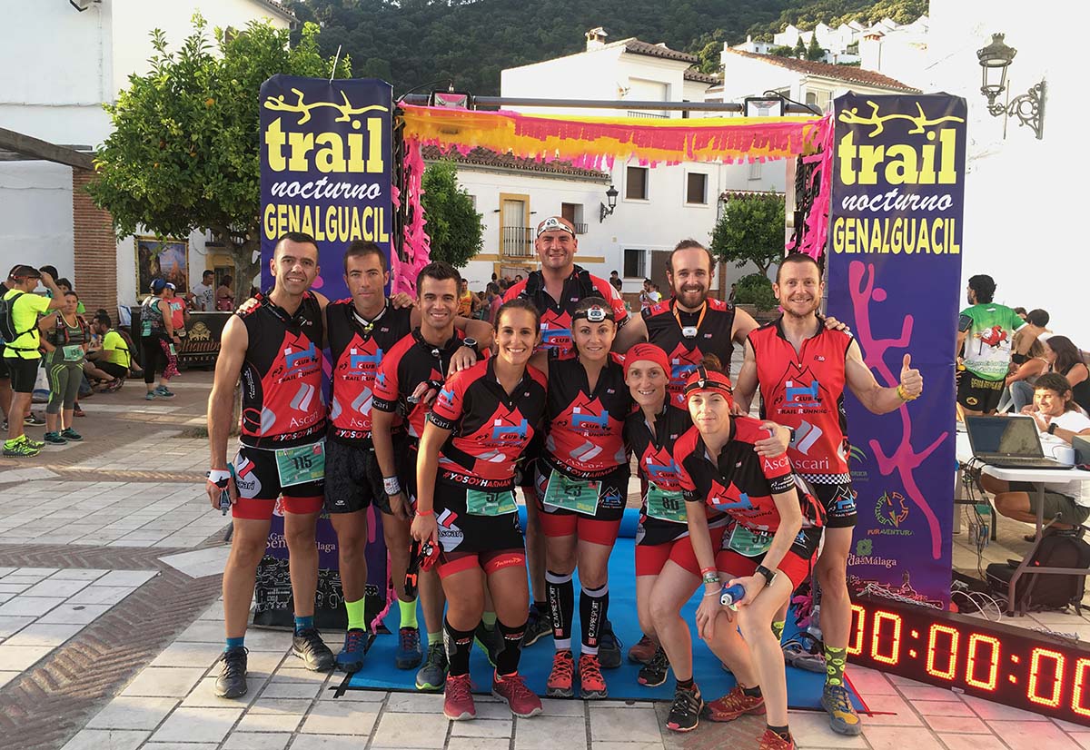 Los corredores del club rondeño en una foto de grupo en Genalguacil.