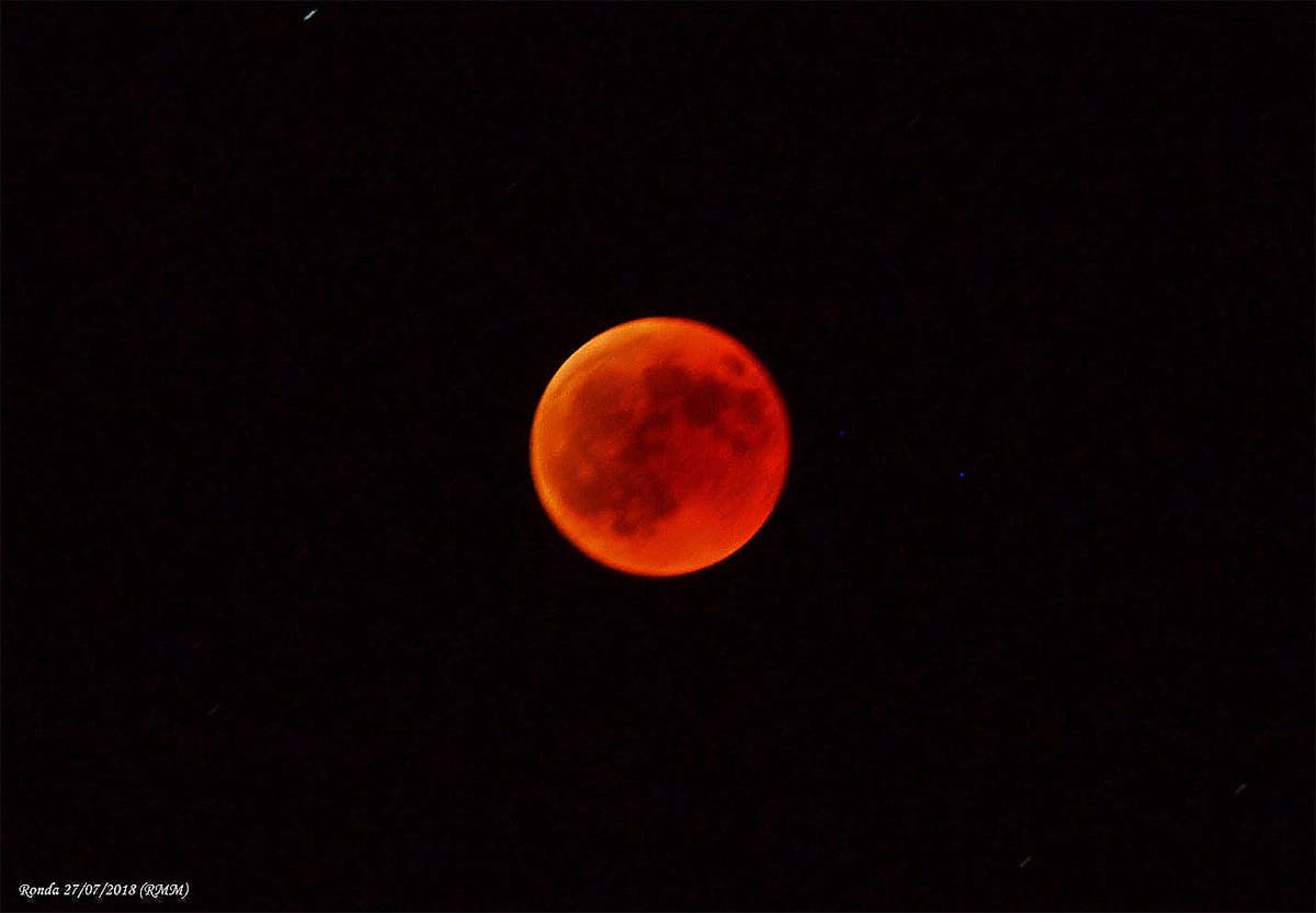 Momento en el que la Luna estaba en el centro del eclipse y tenía el color más rojizo. Foto Rafael Muñoz Muñoz.