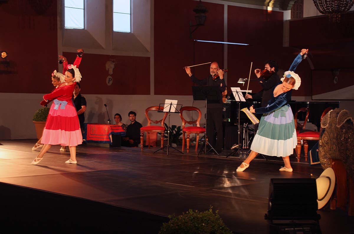 Músicos del Conservatorio y bailarinas de la Escuela de Danza Pilar Becerra actuaron de la mano en la primera velada.