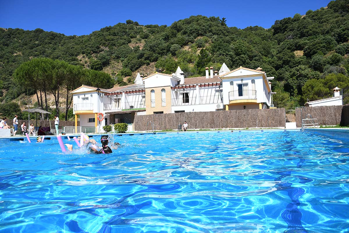 Las instalaciones de la piscina pública del municipio serrano de Algatocín.
