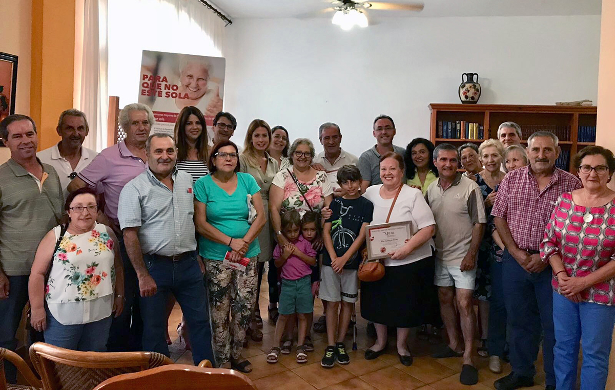 Durante la visita de los diputados provinciales se realizó un reconocimiento a personas mayores de la zona del Genal.