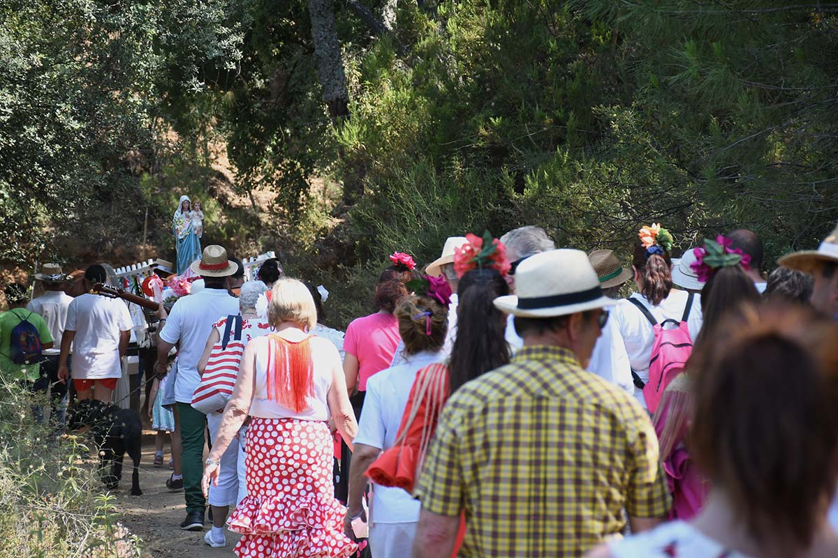 Numerosos vecinos acompañaron a la Virgen hasta las inmediaciones del río Genal.