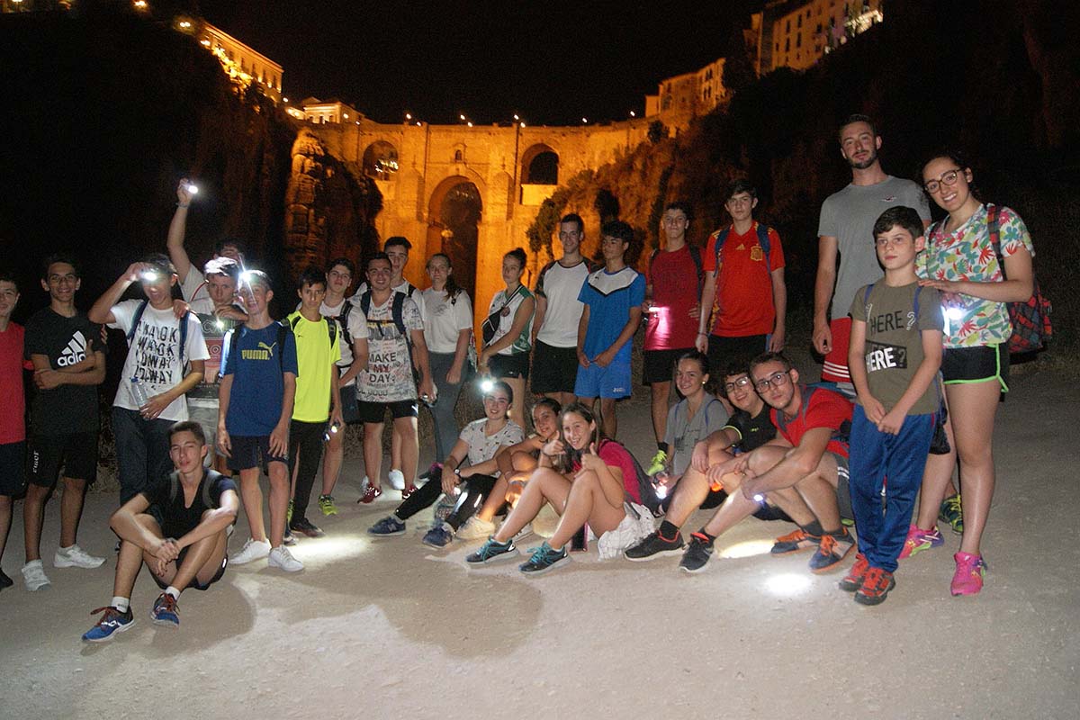 Los karatecas rondeños en el fondo del Tajo durante la ruta nocturna.