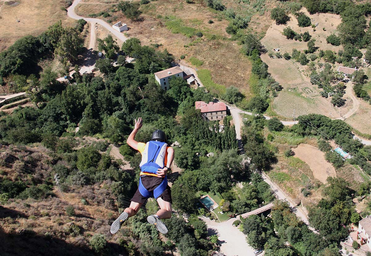 Imagen de uno de los saltadores ya cayendo al fondo del Tajo y antes de abrir el paracaídas.