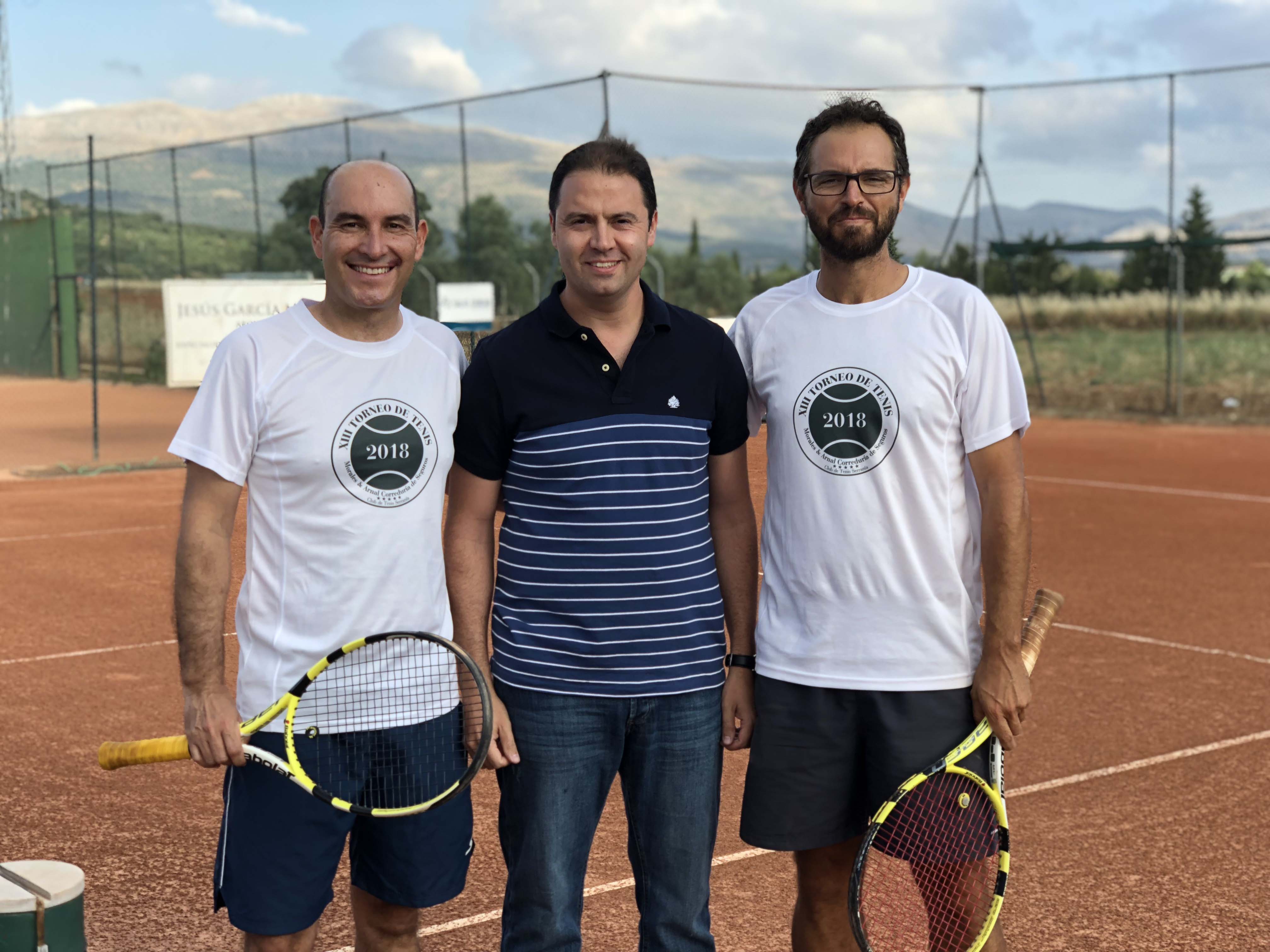 José Morales junto a los finalistas, Vicente Vives y José Antonio Ramos.