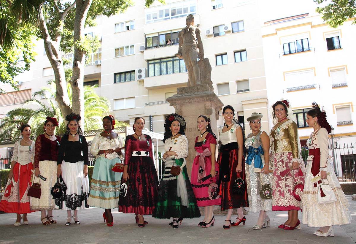 La presidenta y las Damas Goyescas bajo la estatua del torero Pedro Romero.