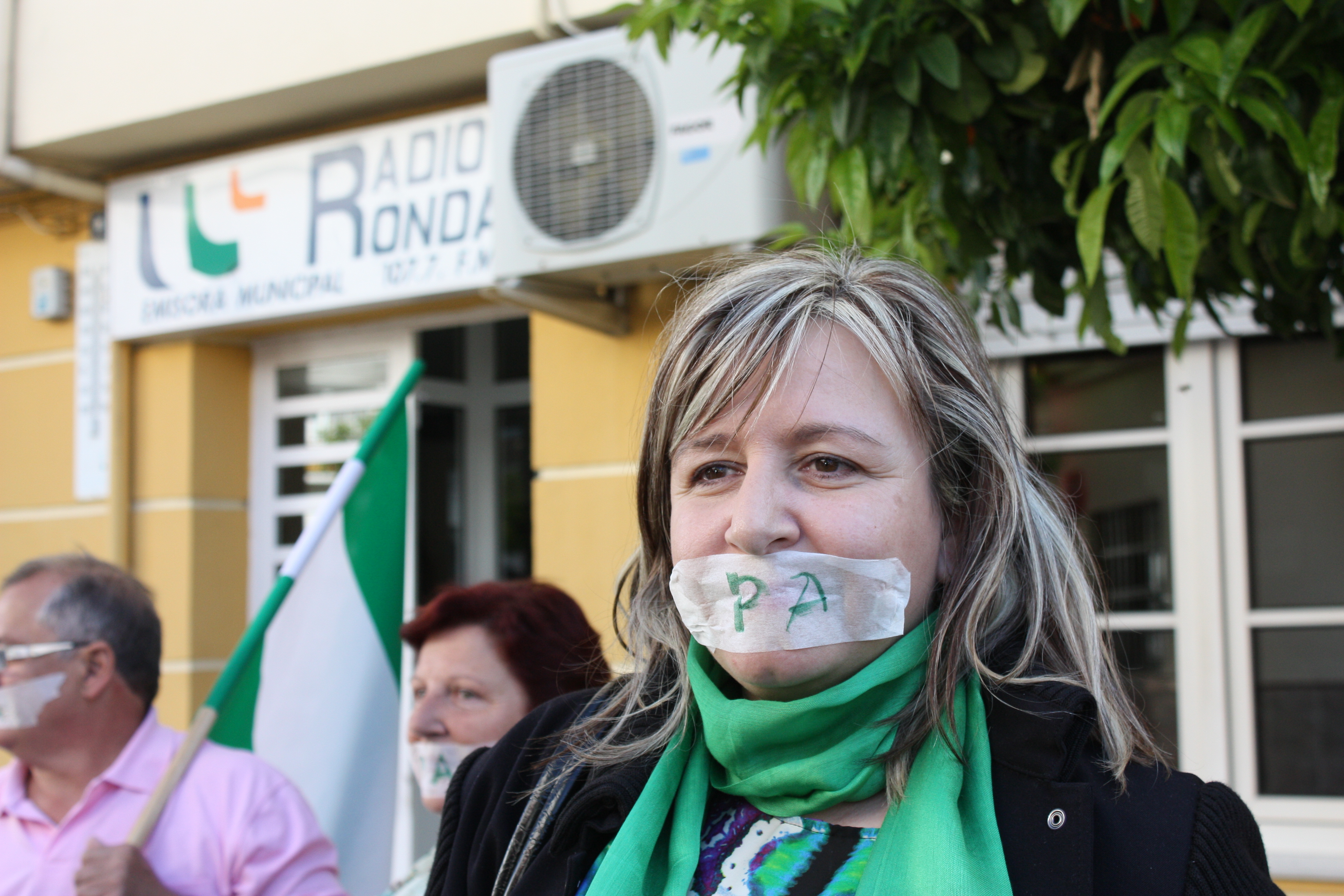 Una imagen de la portavoz del PA, Isabel Barriga, cuando reclamaba libertad de prensa en Radio Ronda.