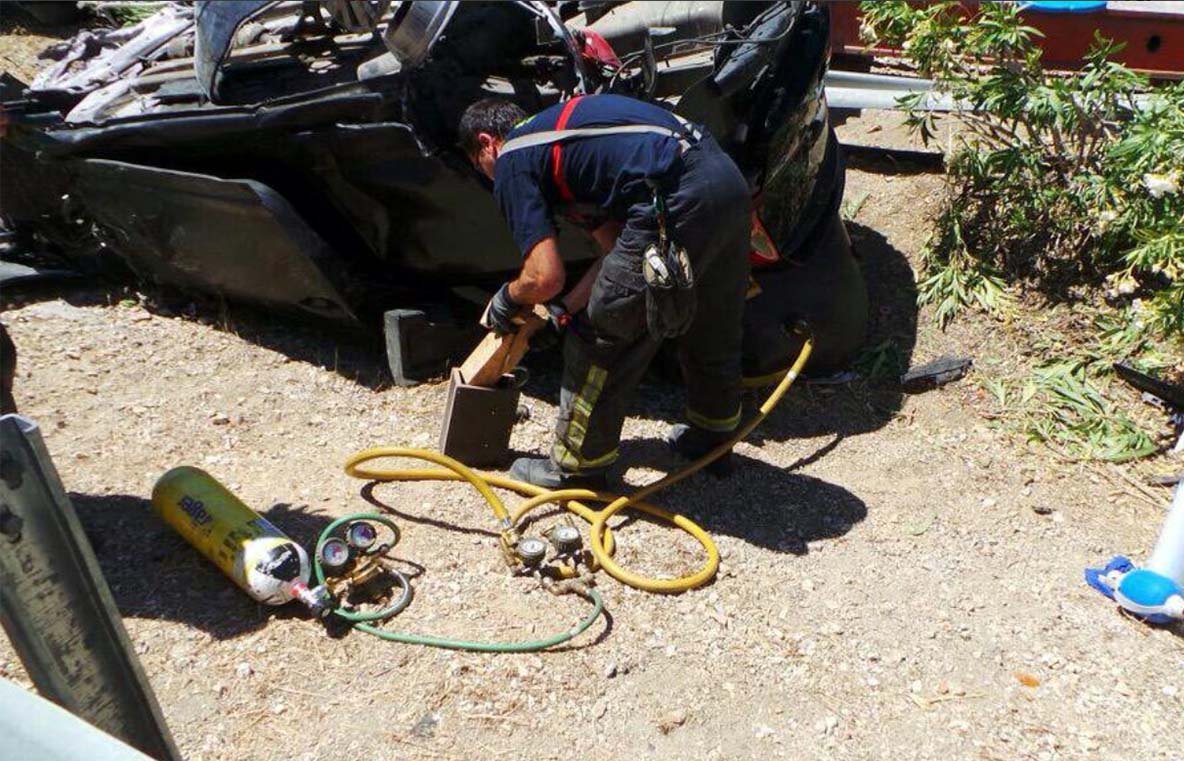Actuación de los bomberos en un accidente en las carreteras serranas. Foto Archivo CPB.
