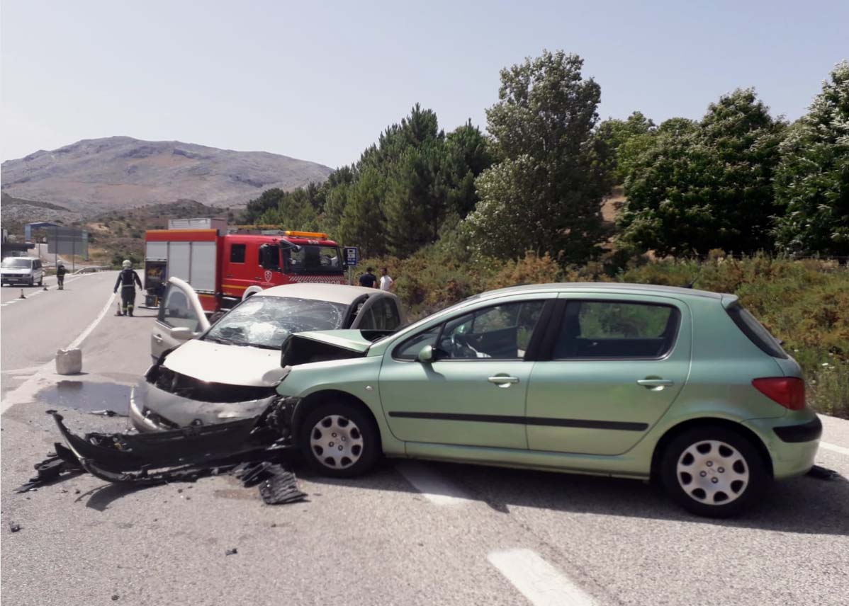 Se ha producido una colisión frontal a la altura del cruce de Parauta.