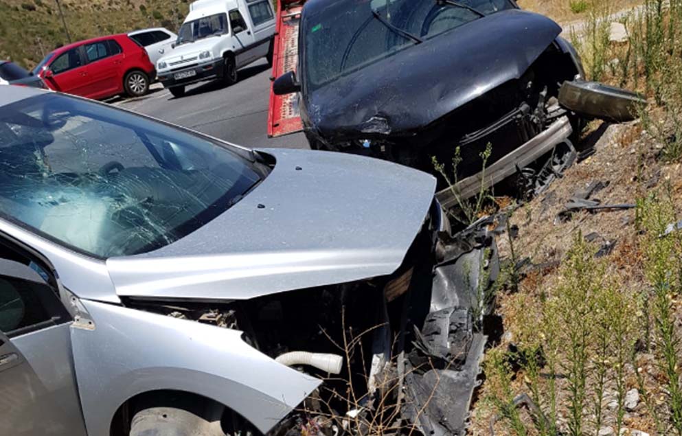 Estado en el que han quedado dos de los vehículos que se han visto implicados en el accidente de hoy.