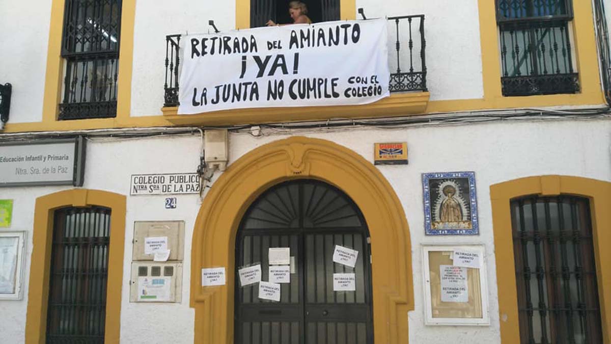 El AMPA del colegio Virgen de la Paz inicia acciones de protesta para reclamar a la Junta que cumpla su palabra y retire el amianto