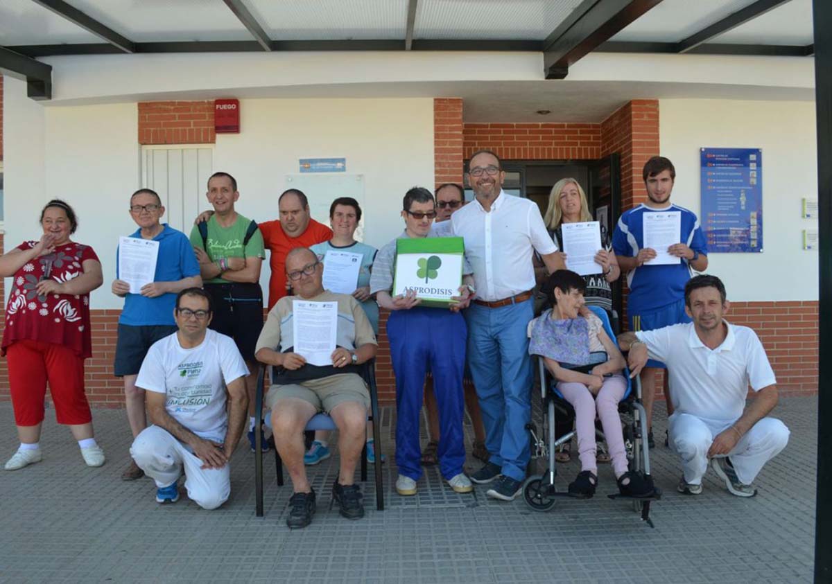 Usuarios y responsables de Asprodisis presentando la campaña de recogida de firmas.