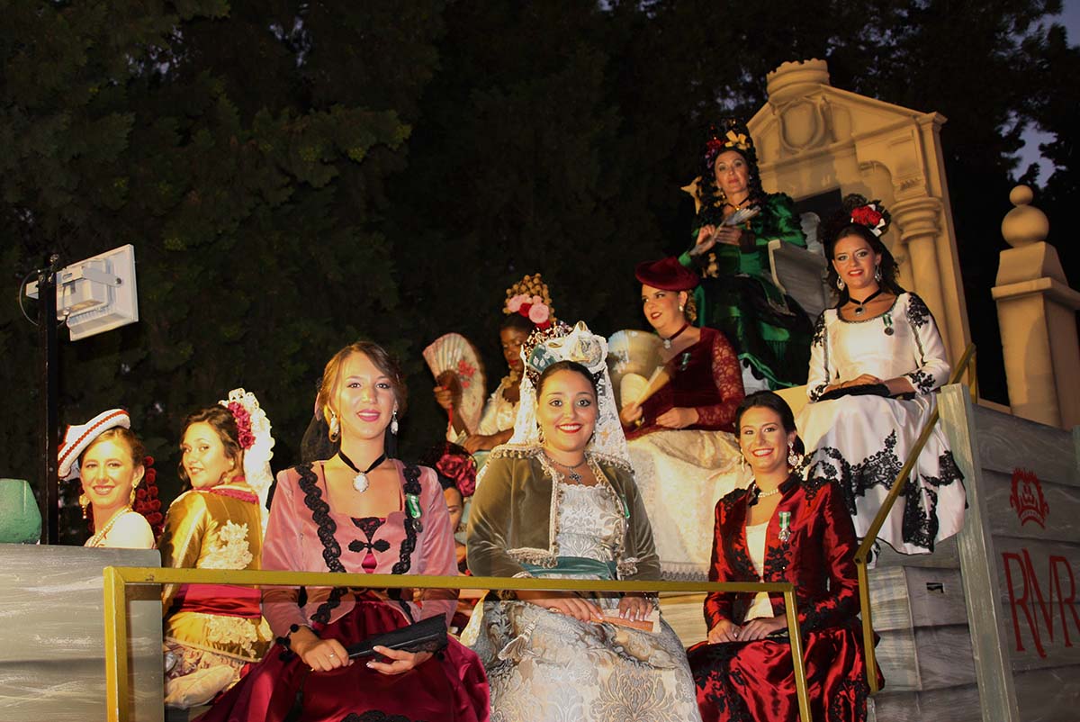 La presidenta y las Damas Goyescas en la salida de la cabalgata desde el Hotel Catalonia-Reina Victoria.