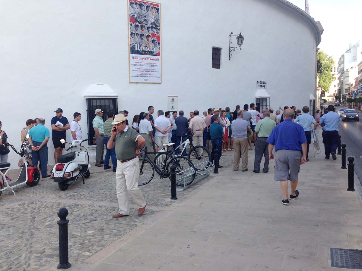 Una estampa típica de los días previos a la Feria:; las colas para comprar entradas de la Goyesca.