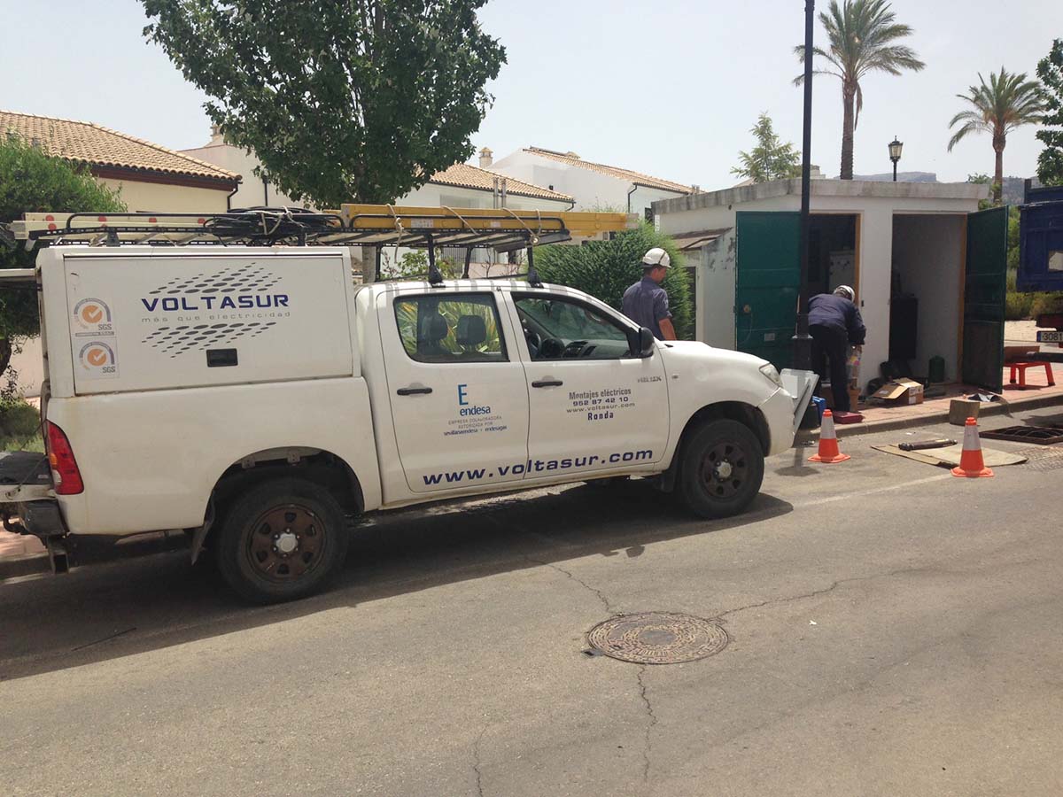 Los trabajos de renovación de equipos se han realizado en una caseta de transformación de la urbanización de San Francisco.