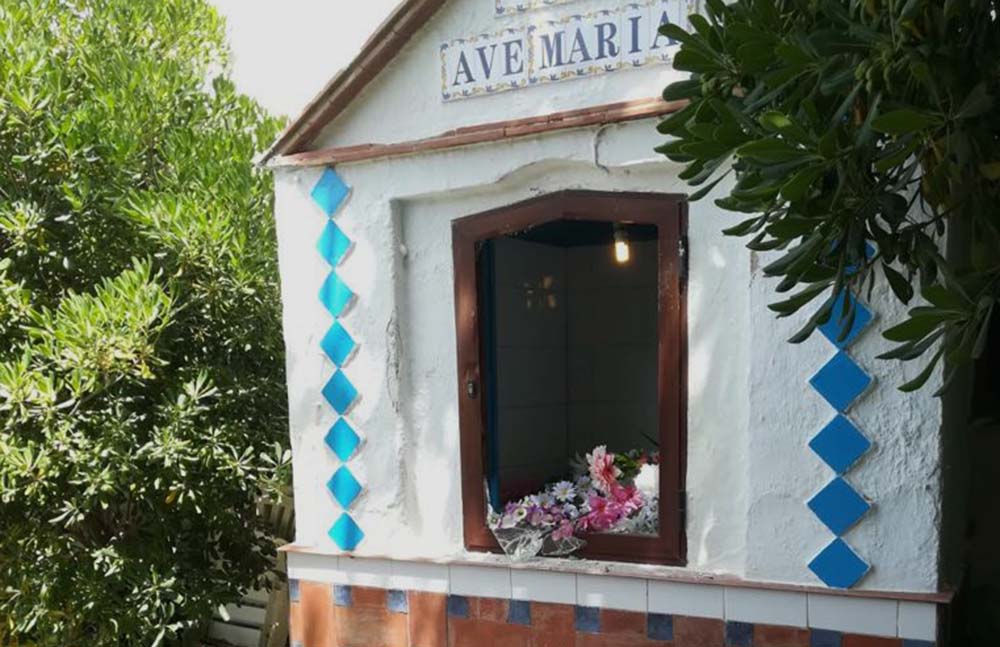 Unos vándalos destrozaron completamente la pequeña ermita y rompieron la talla de la Virgen.