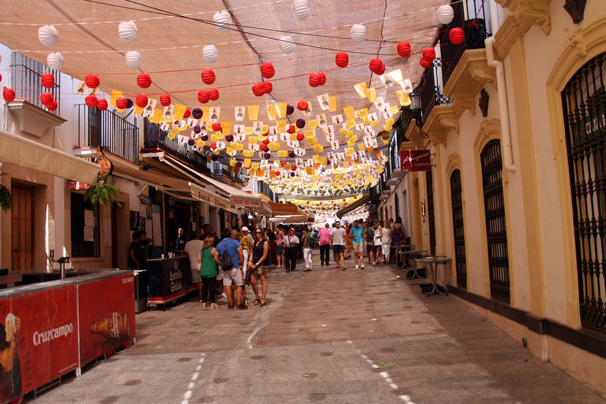 Así estaba la Feria del Centro, en la calle Lorenzo Borrego, a las 17.00 horas de este miércoles.