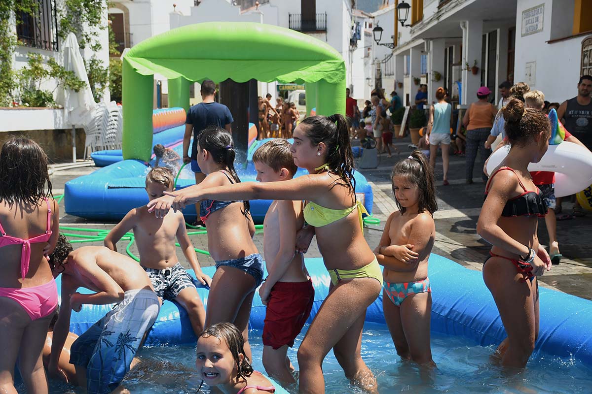 Numerosos vecinos del municipio serrano participaron en esta simpática fiesta del agua.