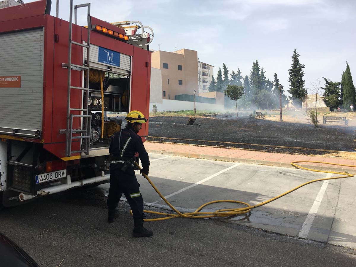 Uno de los bomberos actuando en la zona de matorral incendiada.