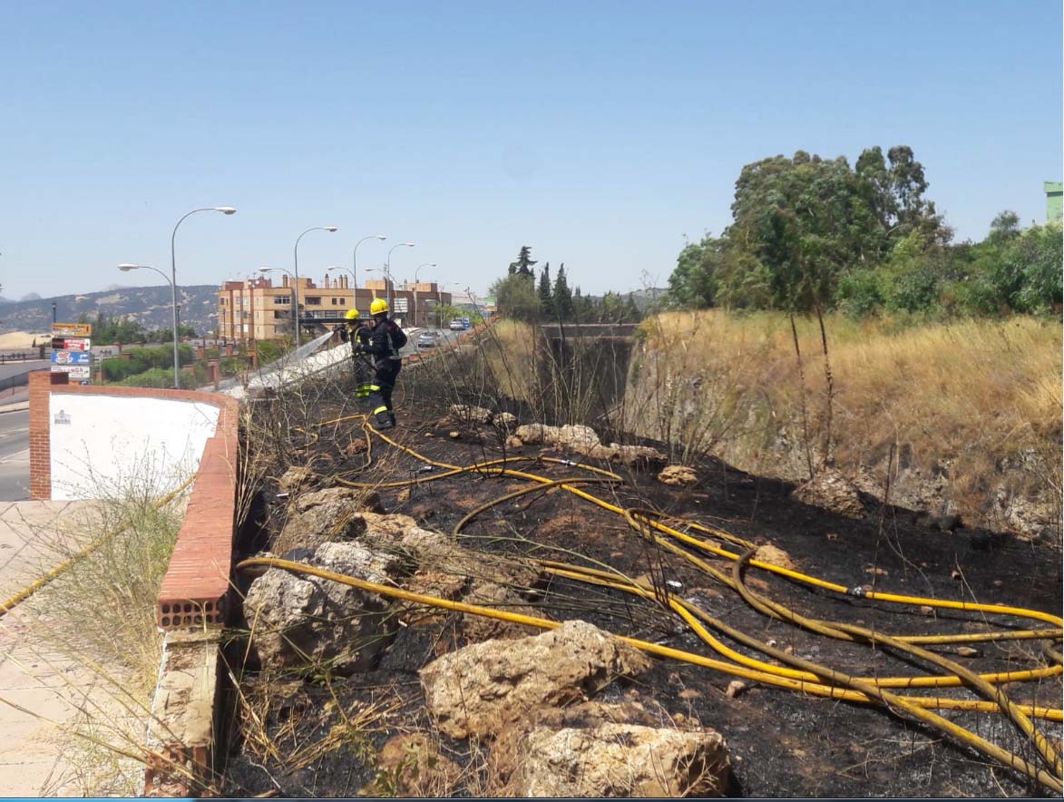 El incendio se ha declarado cerca del casco urbano en la zona conocida como 'La Trinchera'