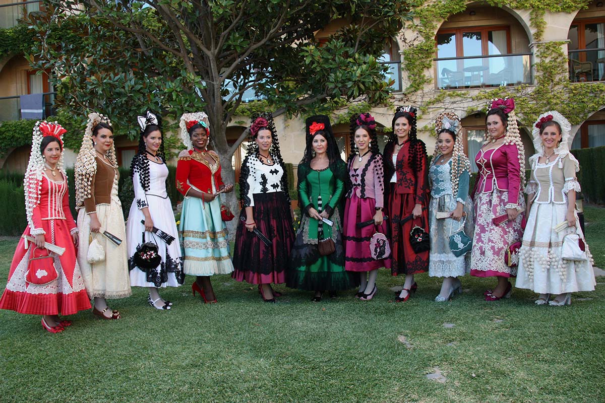 Imagen de grupo en los jardines del Parador de la presidenta y Damas Goyescas de la Feria de este año.