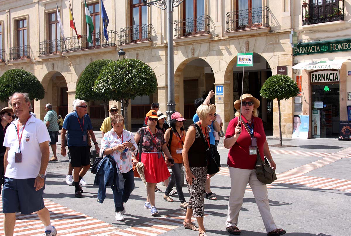 Turismo pone en marcha una campaña para combatir el intrusismo de guías turísticos no acreditados