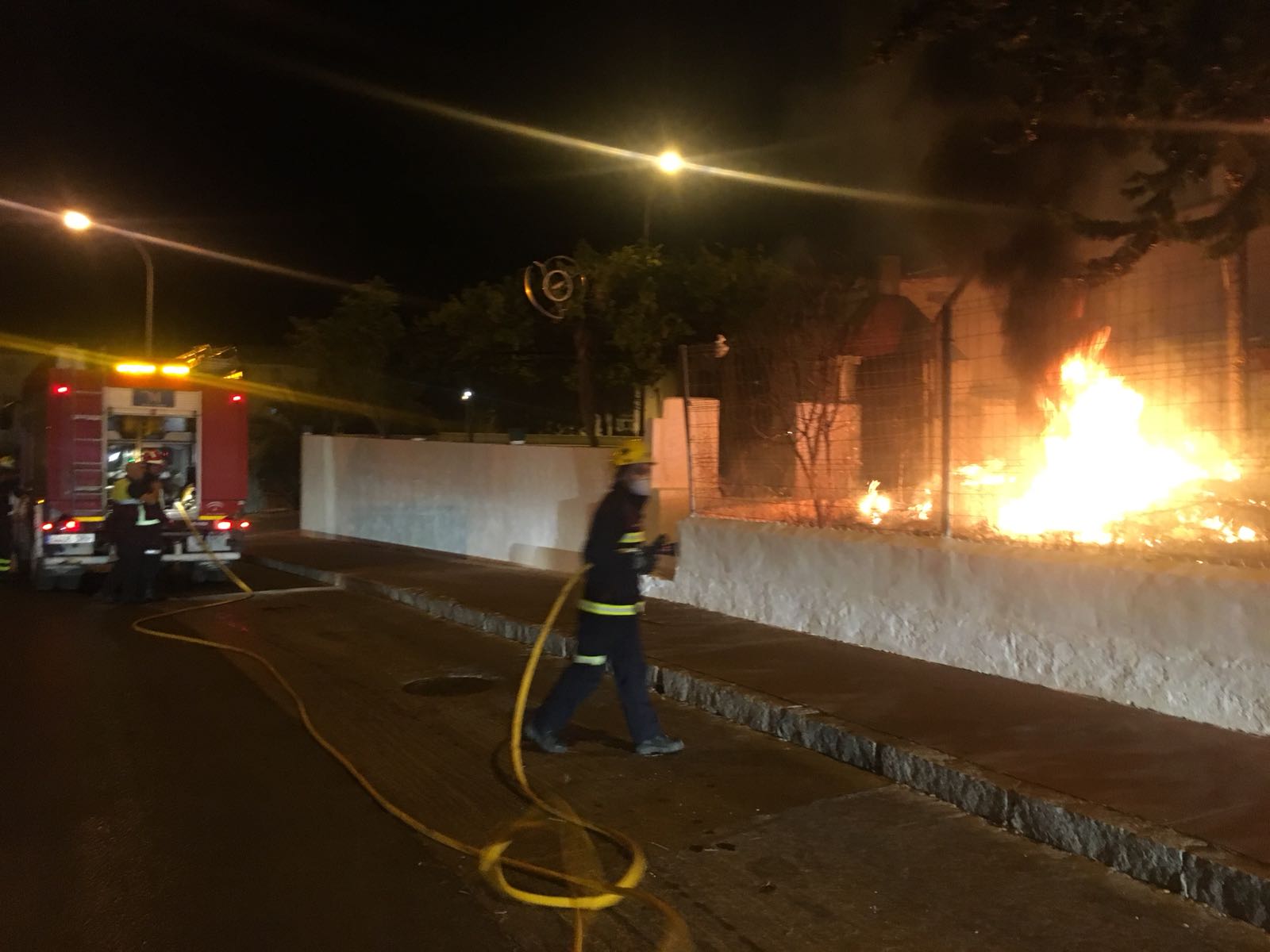Los bomberos actuaron rápidamente y controlaron las llamas.