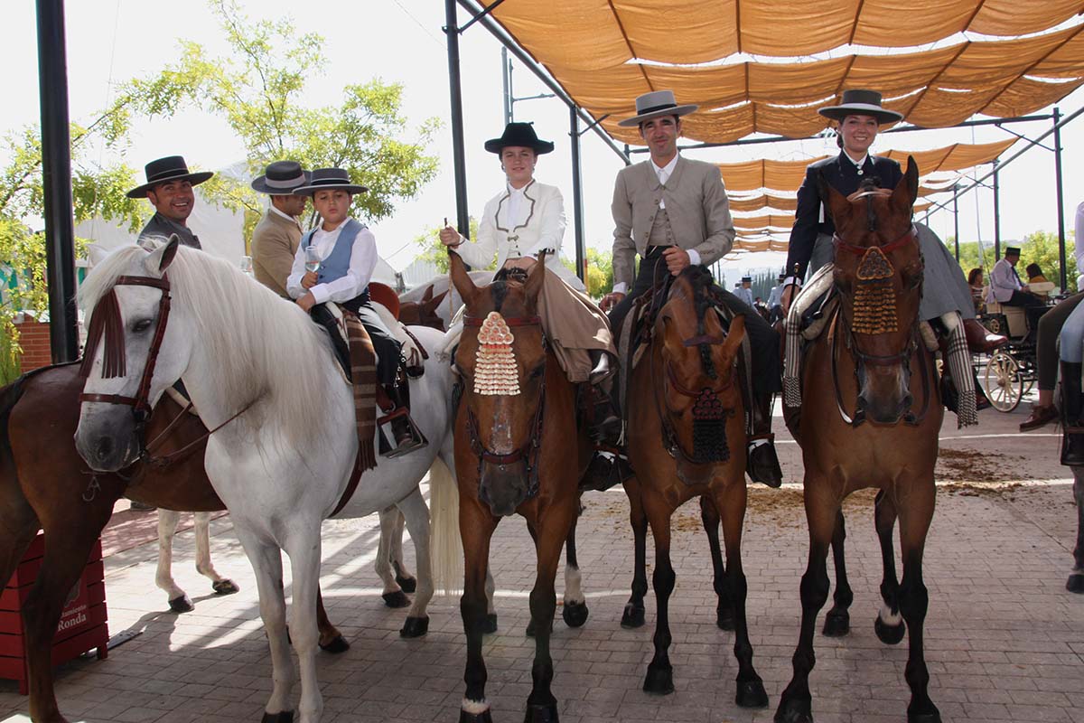 Familia de jinetes y amazonas en el Recinto Ferial.