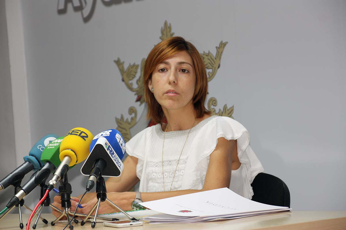 La concejal de Educación, Laura Marín, en la rueda de prensa que anunció las mejoras en los colegios.