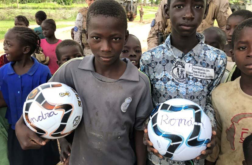 Han recibido, entre otros artículos, balones firmados por los niños rondeños que los han donado.