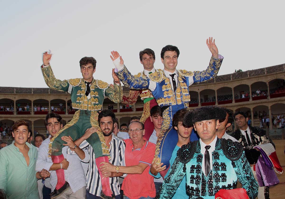 Javier Orozco, Alfonso Cadaval y Toñete han salido a hombros del coso rondeño tras una gran novillada.