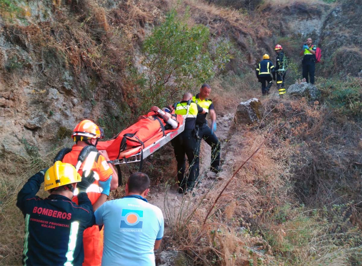El turista herido ha sido transportado en camilla hasta el hospital de la Serranía.