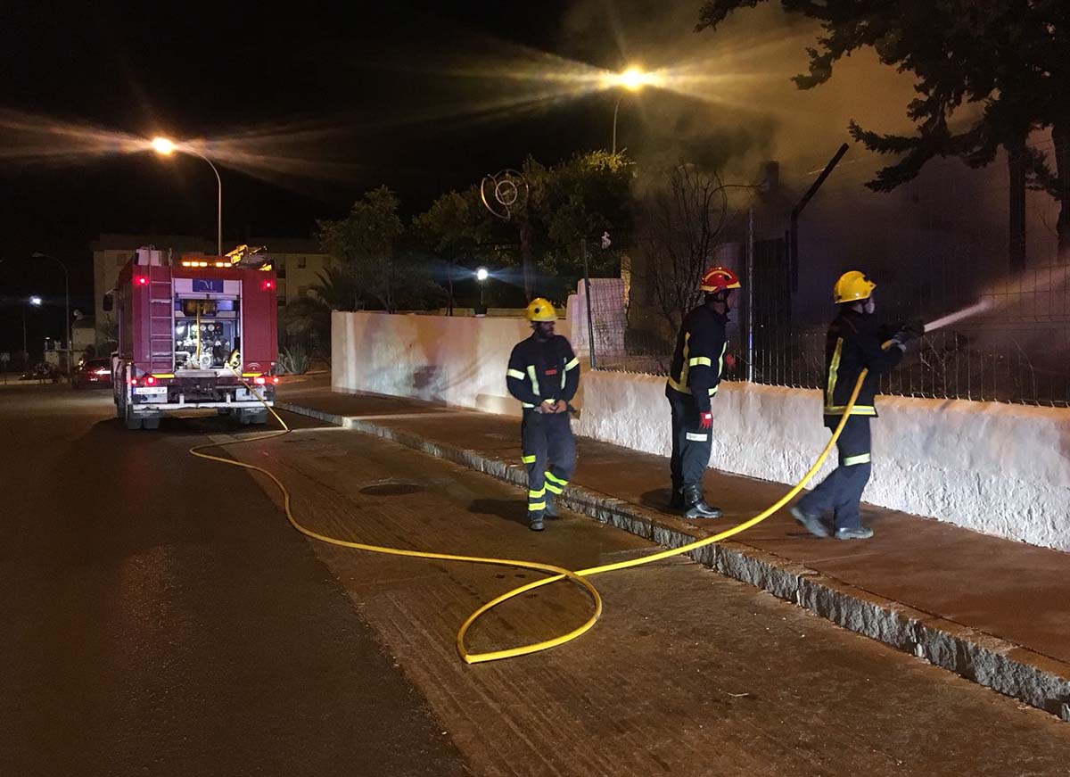 Actuación de los bomberos en el último incendio de este pasado viernes.