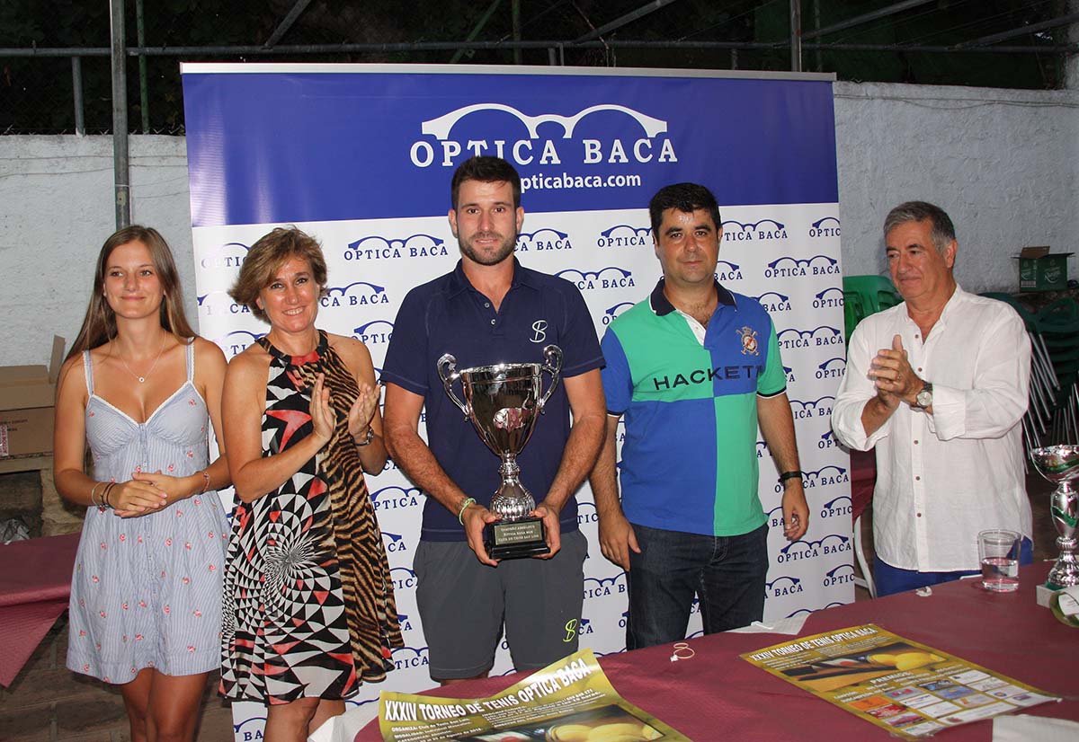 Jordi Muñoz, en el centro de la imagen, recogiendo el trofeo de campeón.