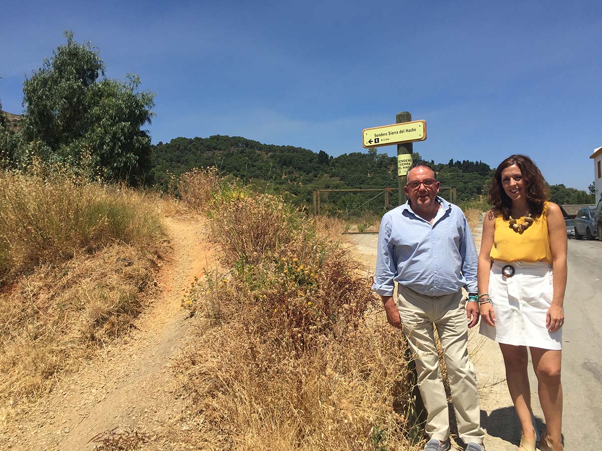 La diputada de Medio Ambiente junto al alcalde de Gaucín en el sendero.
