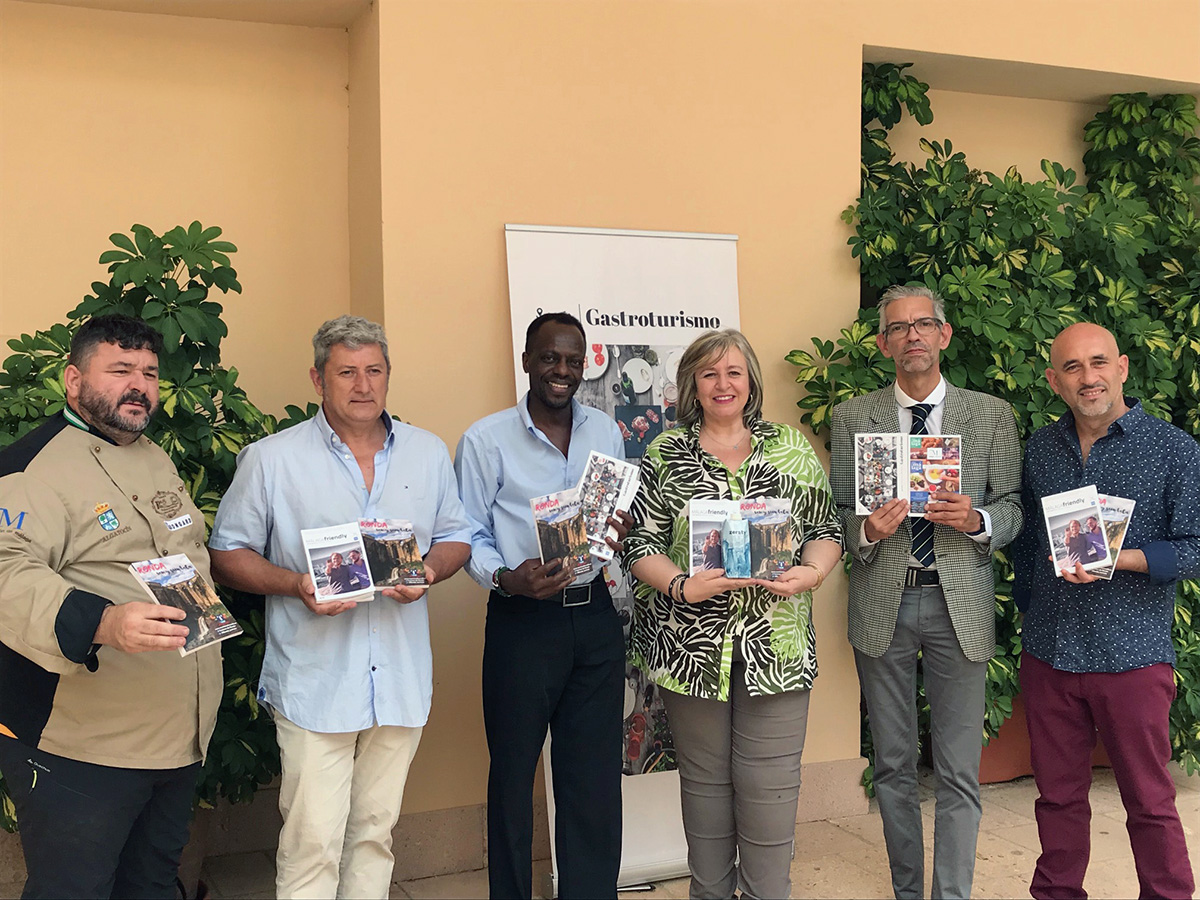 La concejal de Turismo y empresarios y profesionales del sector muestran la nueva guía.