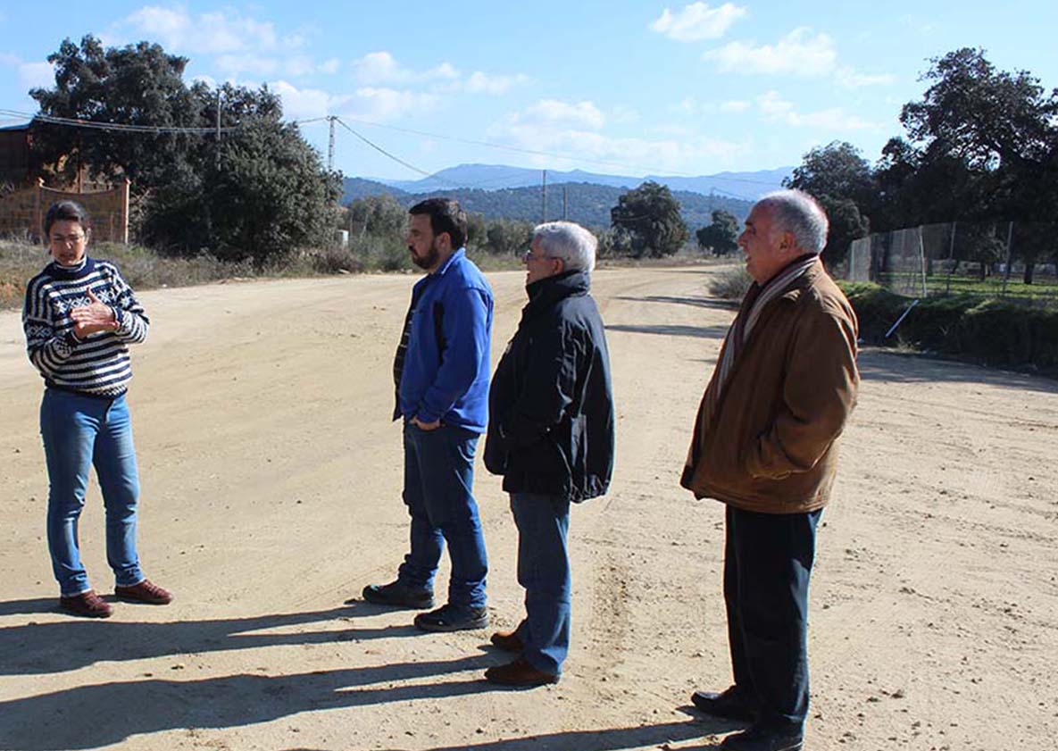 Miembros de Podemos de Ronda y Arriate en una visita que realizaron a la variante para denunciar su retraso.