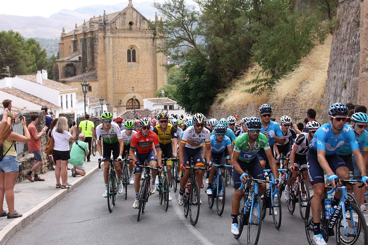 El pelotón a su paso por la Cuesta de las Imágenes tras su entrada a Ronda.