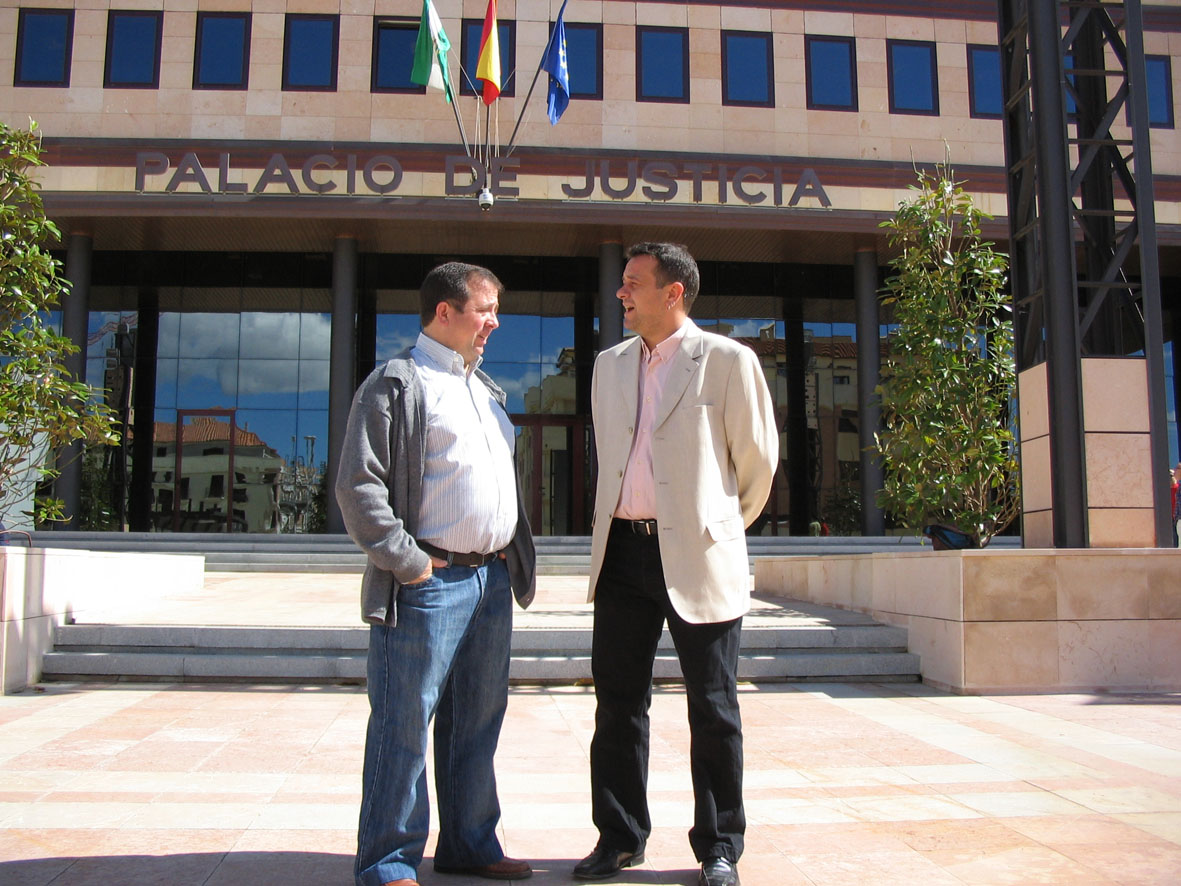 El anterior portavoz de IU Ronda, Rafael Ruiz, junto al coordinador provincial, José Luis Castro, cuando se personaron como acusación particular en el caso Acinipo.