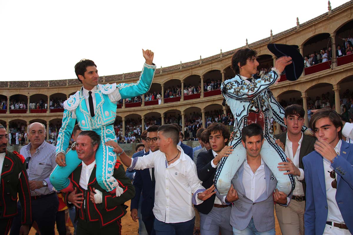 Cayetano y Roca Rey saliendo por la puerta grande de la Maestranza.