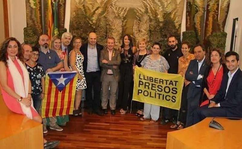 La alcaldesa de Cañete la Real, en el centro, junto a cargos de San Sadurní de Noya.
