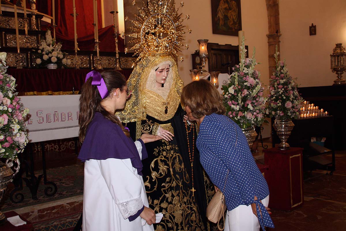 El besamanos de Nuestra Señora de los Dolores ha concentrado a cientos de fieles a lo largo del día.