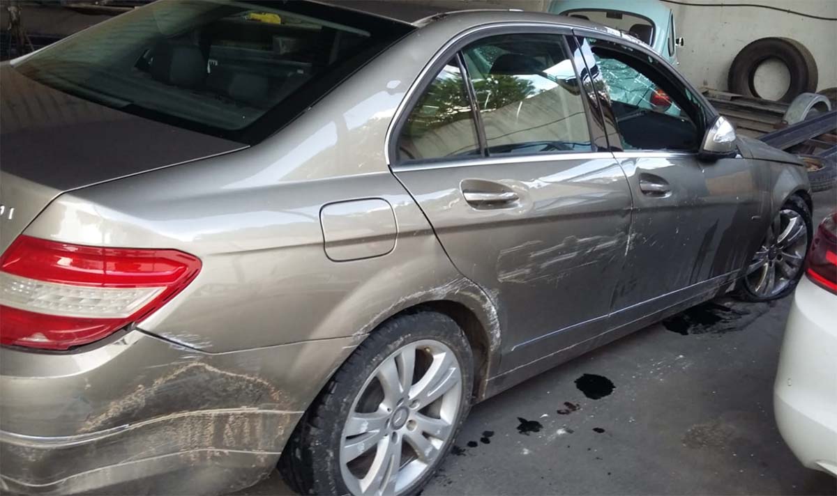 El vehículo siniestrado ha sufrido importantes daños tras volcar en la carretera.
